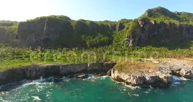 空中无人机鸟瞰视频`海浪和岩石岛，绿松石水。 热带乐园太平洋乐园